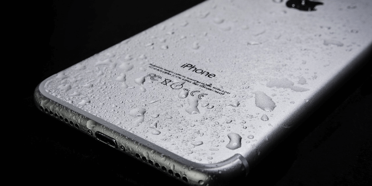 picture of wet Iphone 6's