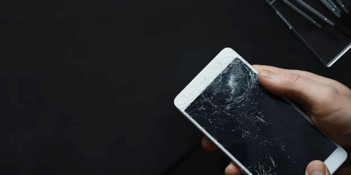 phone wiht dead display as screen is broken.