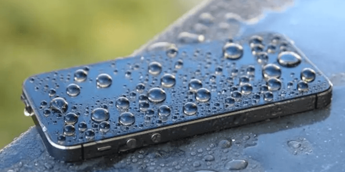 picture of iphone screen full of water drops.