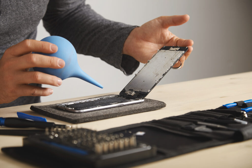 Computer and phone repair service
